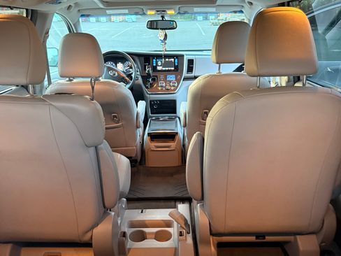 Used 2015 Toyota Sienna XLE w/ XLE Navigation Package FWD image 16