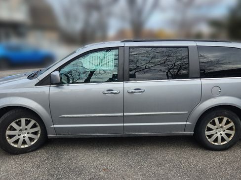 Used 2015 Chrysler Town & Country Touring w/ Driver Convenience Group image 8