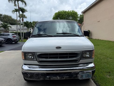 Used 2001 Ford E-250 and Econoline 250 RWD image 2