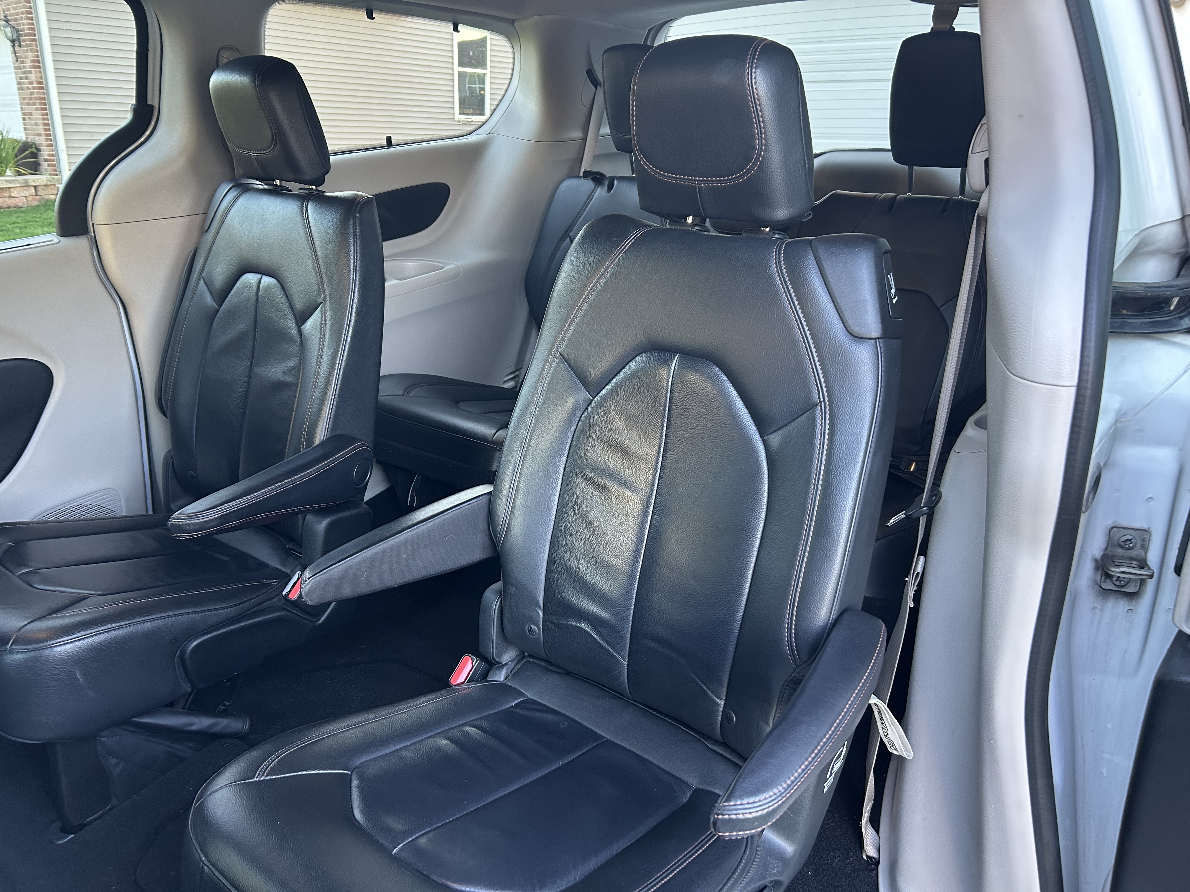 Used 2017 Chrysler Pacifica Touring-L FWD image 6
