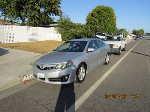 Used 2014 Toyota Camry SE FWD image 2
