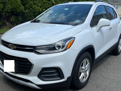 Used 2017 Chevrolet Trax LT w/ LT Convenience Package image 4