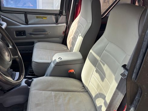 Used 1998 Jeep Wrangler SE image 11