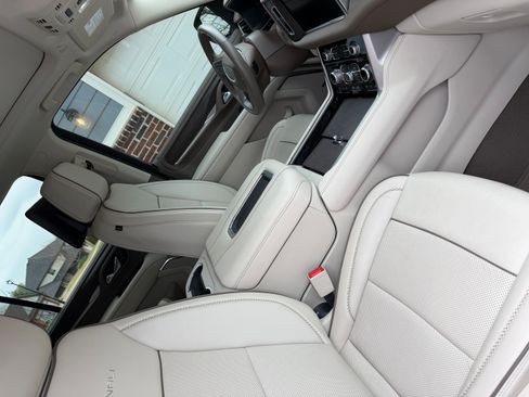 Used 2024 GMC Yukon Denali w/ Denali Reserve Package image 9