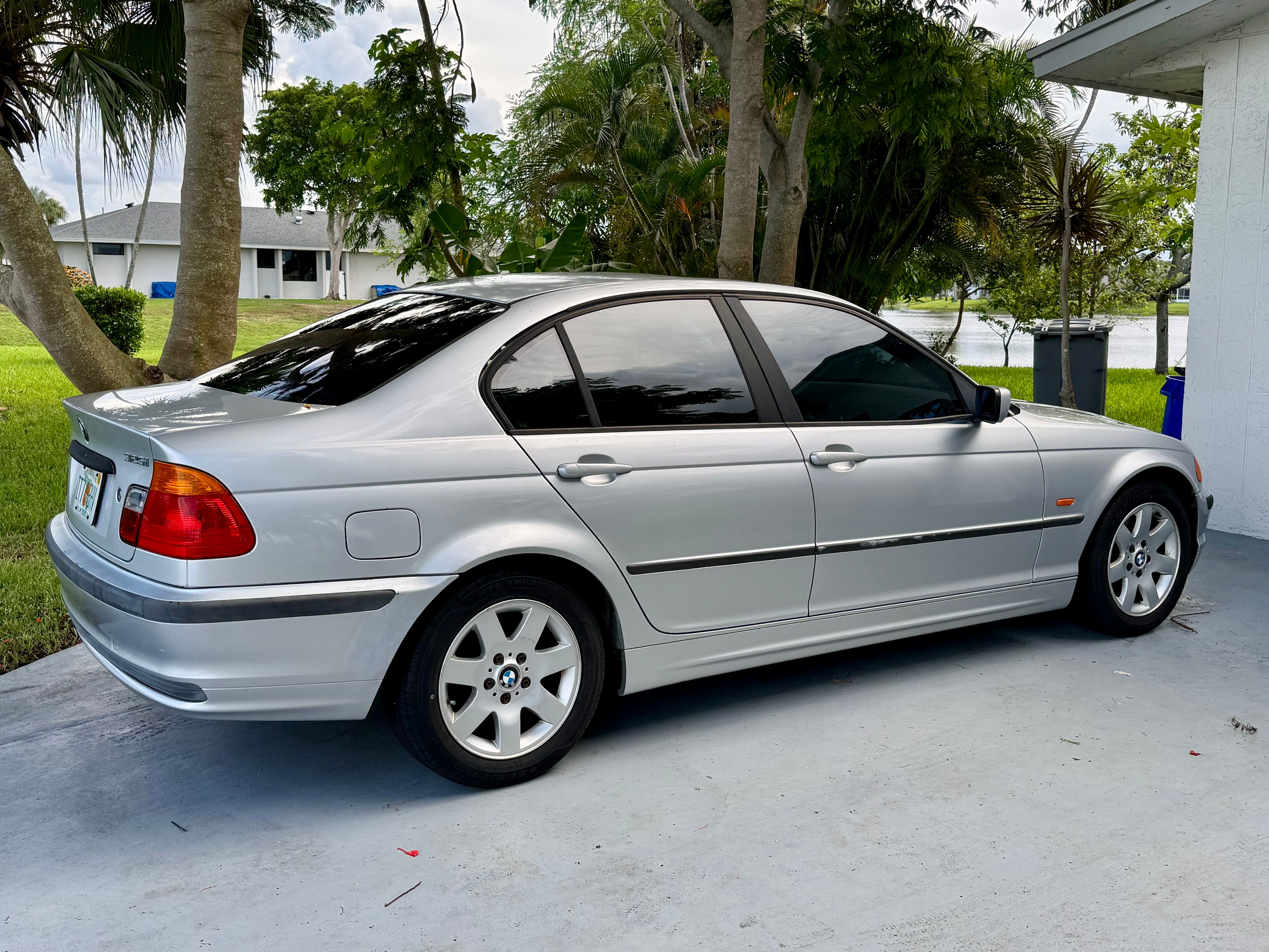 Used 2001 BMW 325i Sedan RWD image 2