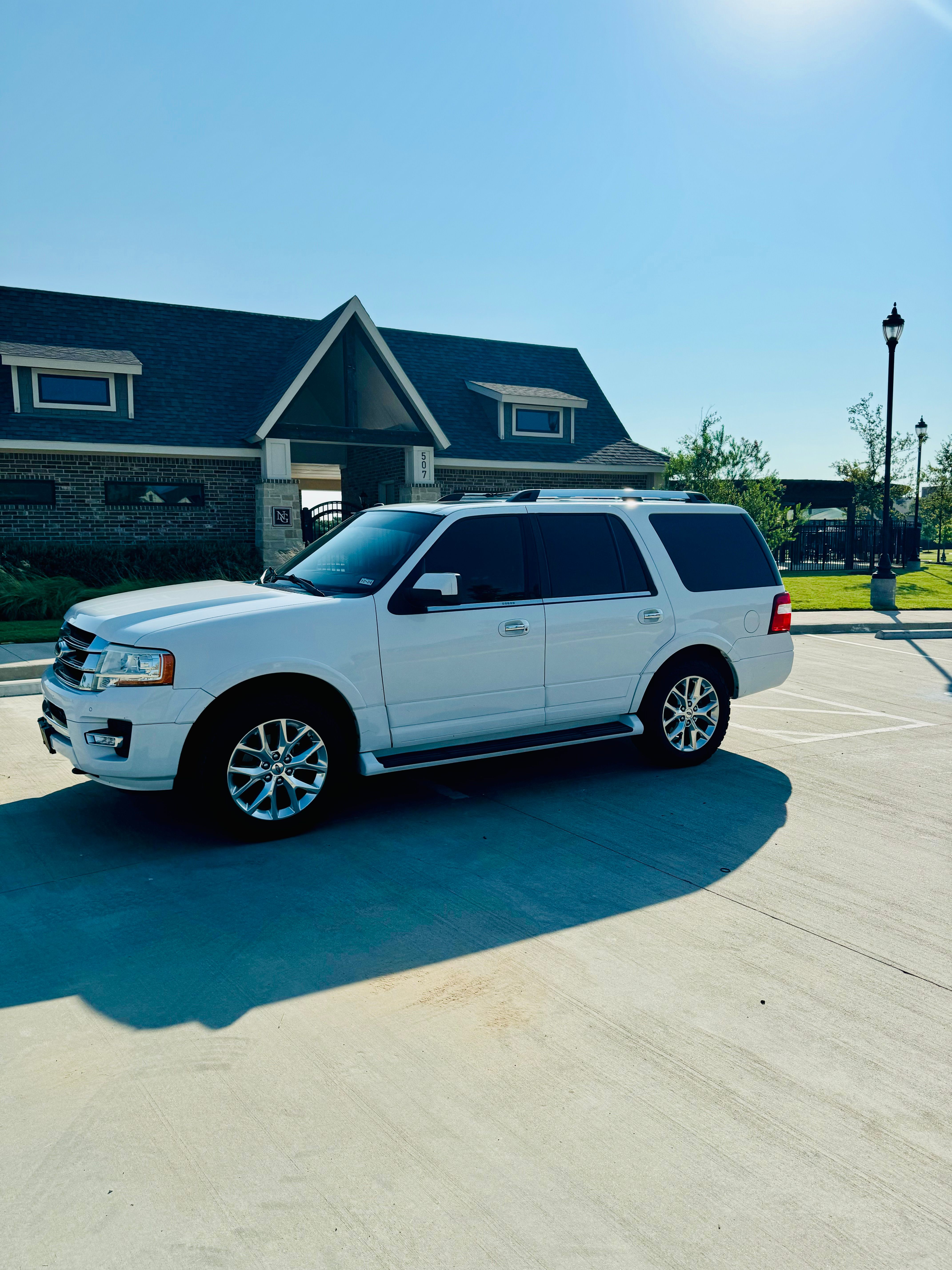 Used 2017 Ford Expedition Limited AWD/4WD image 4