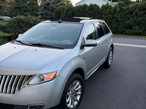 Used 2013 Lincoln MKX AWD image 4