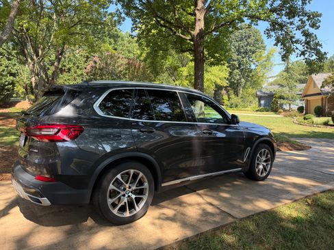 Used 2019 BMW X5 xDrive40i w/ Premium Package 2 AWD/4WD image 2