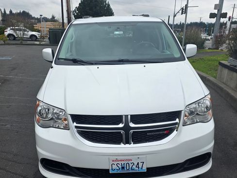 Used 2016 Dodge Grand Caravan SXT w/ Rear Park Assist Package image 4