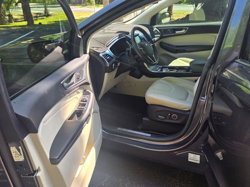 Used 2019 Ford Edge Titanium FWD image 5