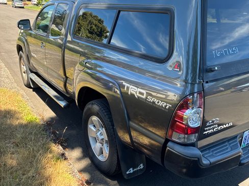 Used 2014 Toyota Tacoma 4x4 Access Cab V6 w/ TRD Sport Package image 5