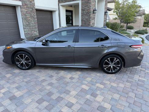 Used 2020 Toyota Camry SE image 6