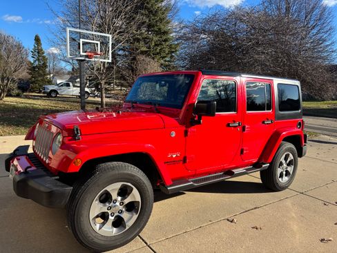 Used 2017 Jeep Wrangler Unlimited Sahara w/ Connectivity Group image 11
