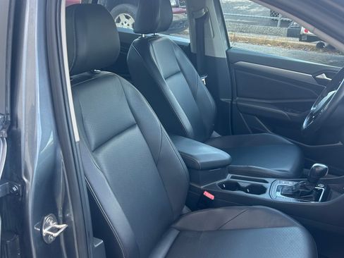 Used 2020 Volkswagen Jetta SE w/ SE Cold Weather Package image 11