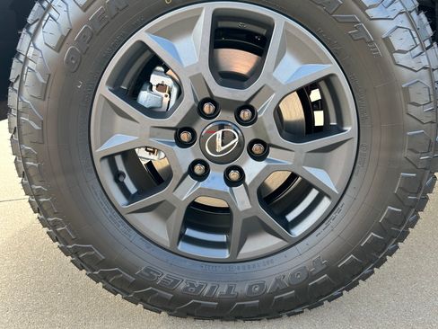 Used 2025 Lexus GX 550 image 12