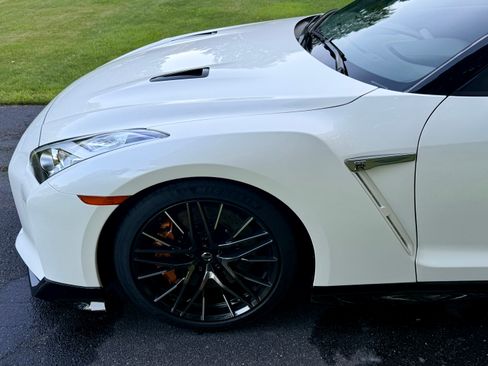 Used 2021 Nissan GT-R Premium AWD/4WD image 27