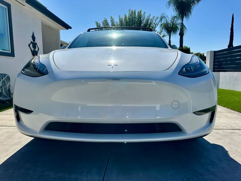 Used 2022 Tesla Model Y Long Range image 8