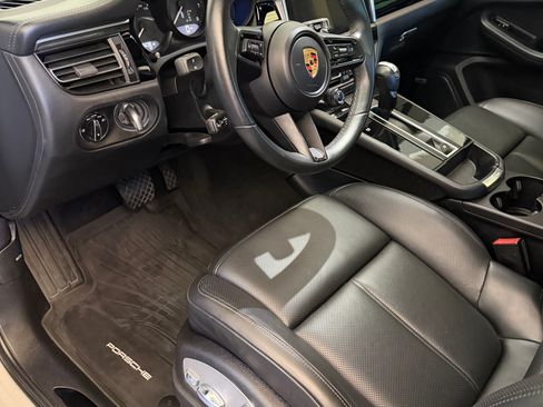 Used 2023 Porsche Macan Turbo image 4