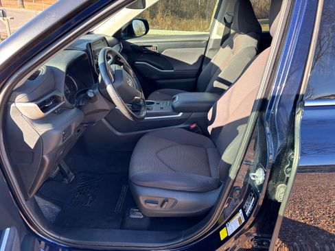 Used 2020 Toyota Highlander LE image 4