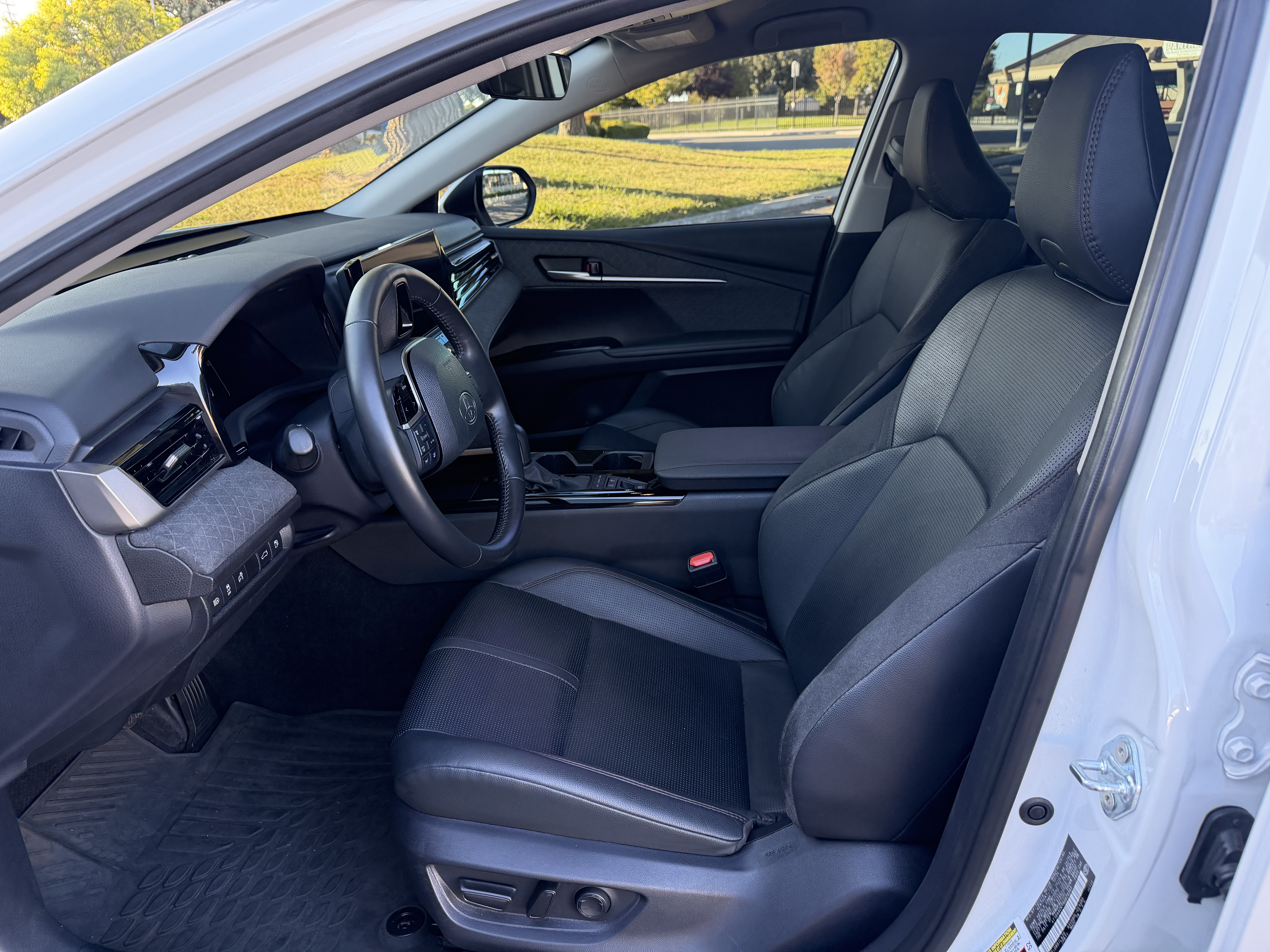 Used 2025 Toyota Camry XLE FWD image 11