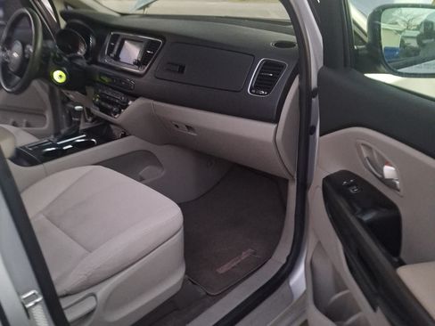 Used 2019 Kia Sedona L image 2