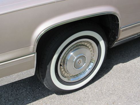 Used 1992 Cadillac Brougham RWD image 22