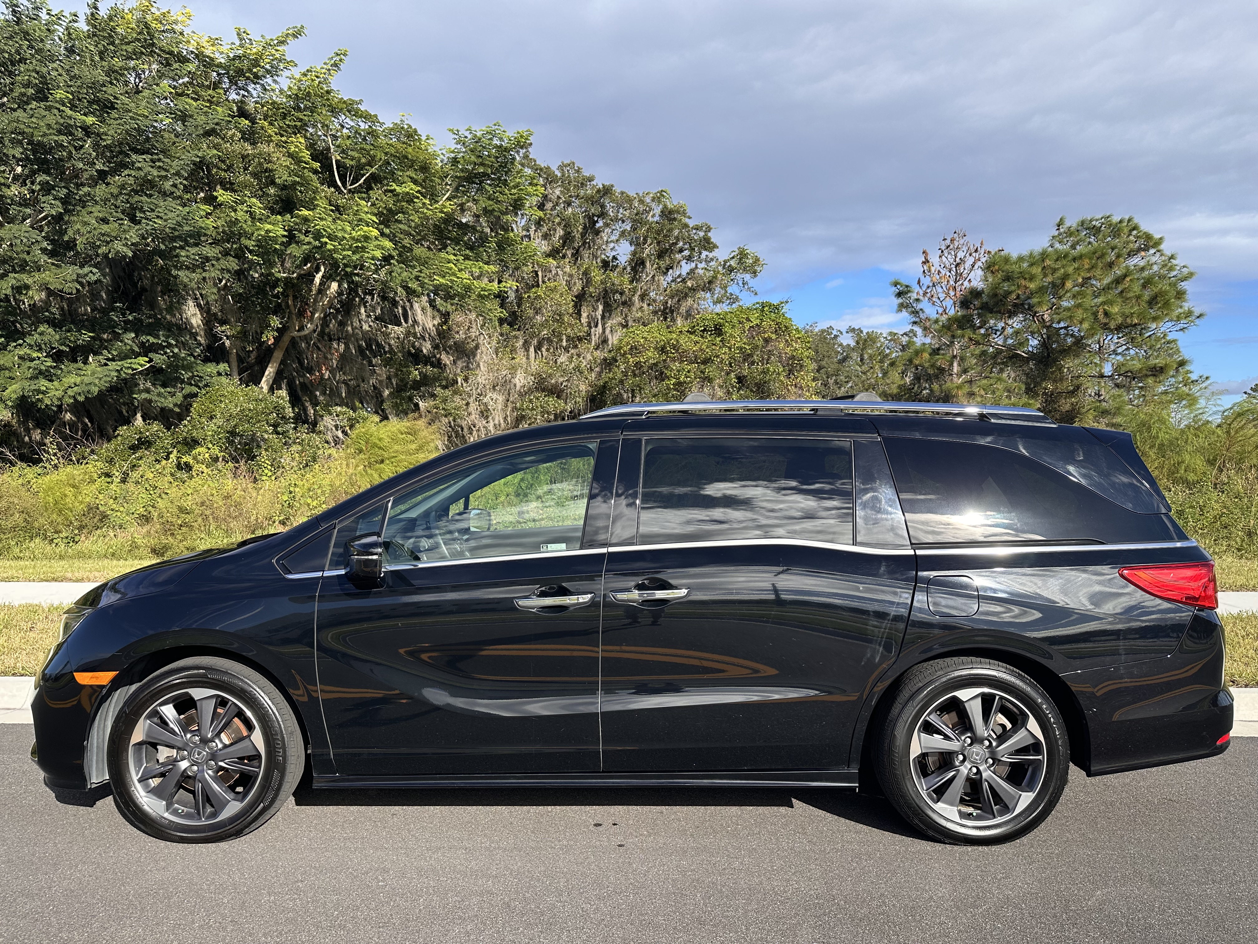 Used 2022 Honda Odyssey Elite image 2