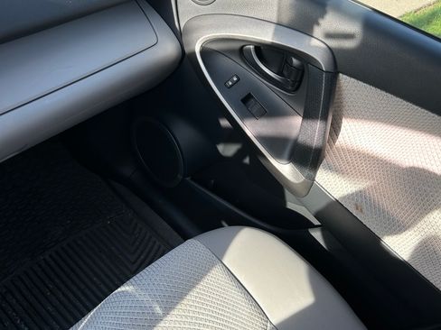 Used 2014 Toyota RAV4 EV FWD image 9