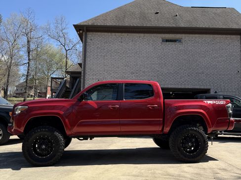 Used 2017 Toyota Tacoma TRD Sport w/ Tow Package (A/T) image 2