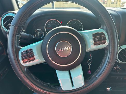 Used 2017 Jeep Wrangler Unlimited Sahara w/ Connectivity Group image 11