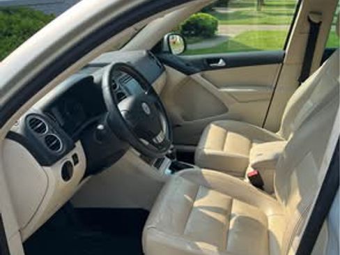 Used 2010 Volkswagen Tiguan SE image 8