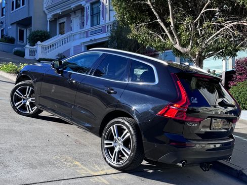 Used 2018 Volvo XC60 T6 Momentum w/ Convenience Package image 2