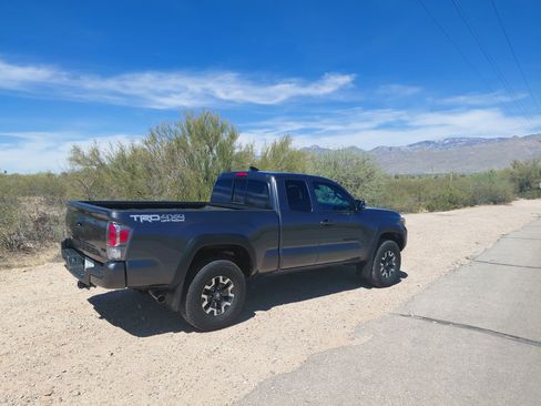 Used 2021 Toyota Tacoma TRD Off-Road w/ Technology Package image 6