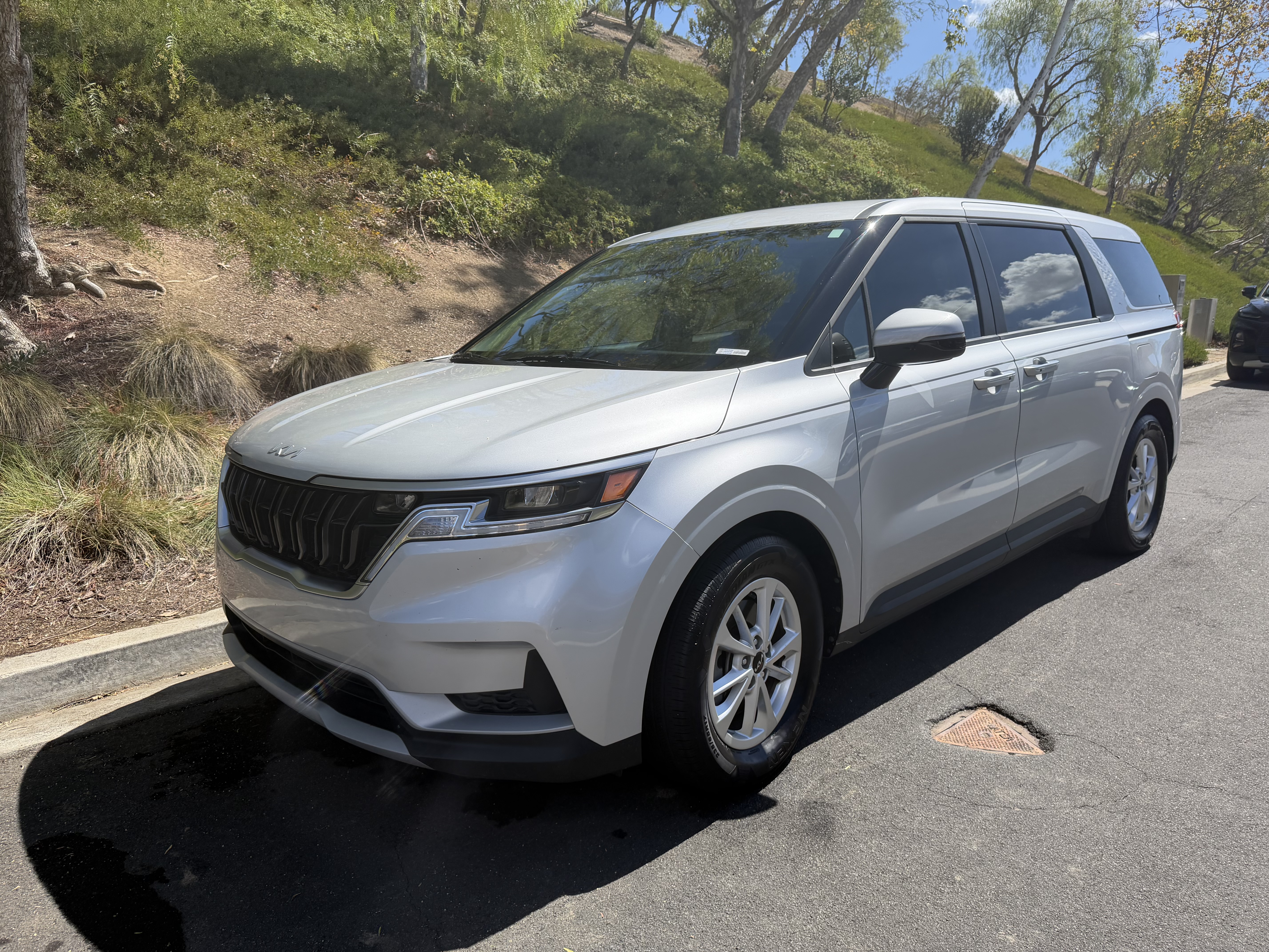 Used 2022 Kia Carnival LX FWD image 1