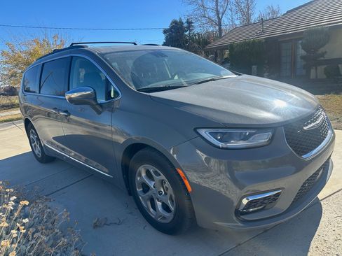 Used 2022 Chrysler Pacifica Limited image 5