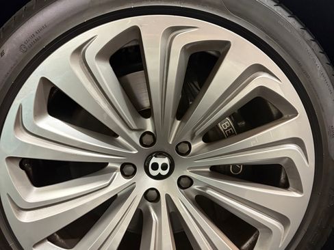 Used 2021 Bentley Bentayga AWD/4WD image 29