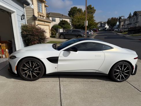 Used 2019 Aston Martin V8 Vantage Coupe image 4