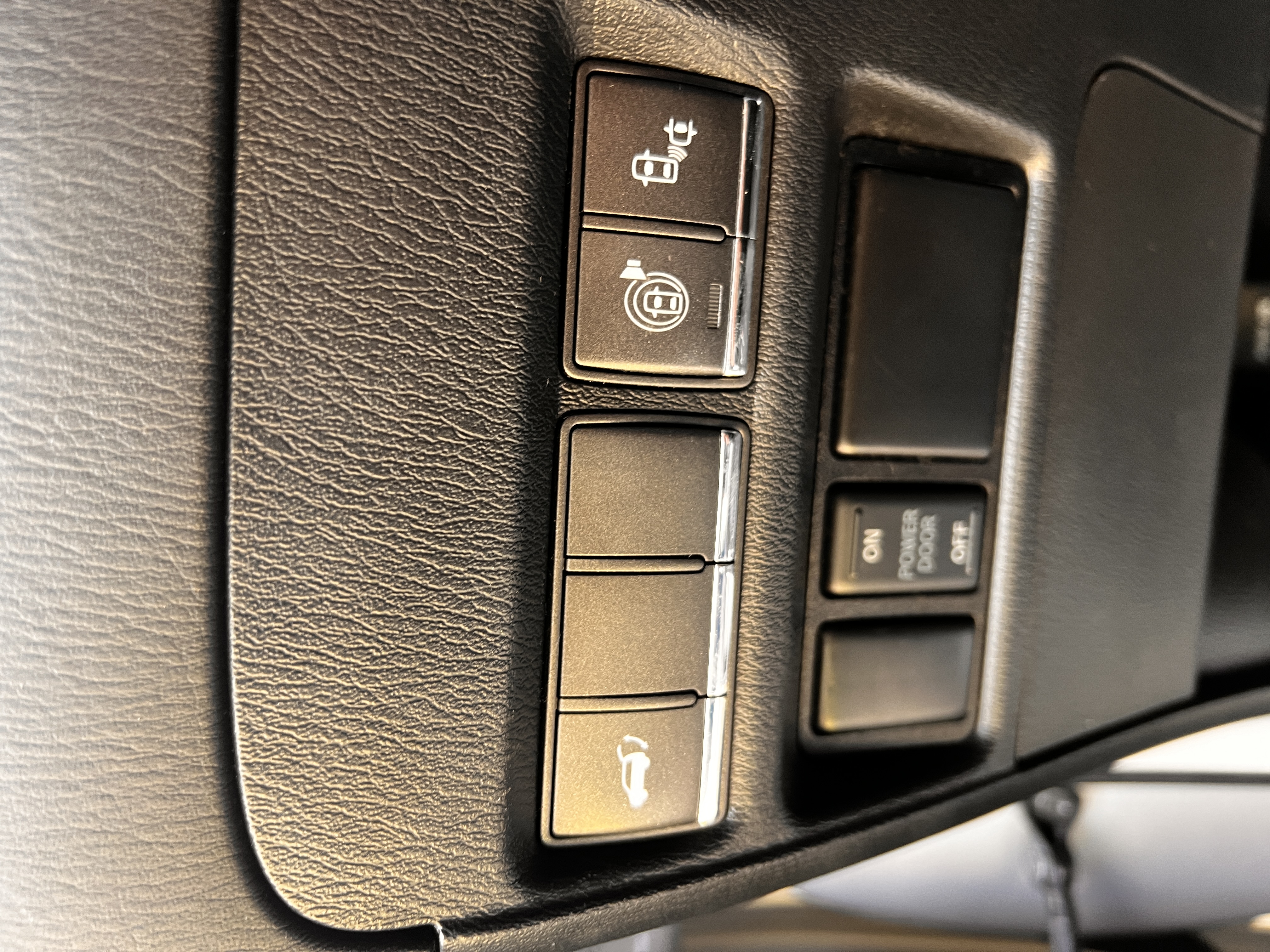 Used 2016 INFINITI QX80 2WD w/ Deluxe Technology Package image 16