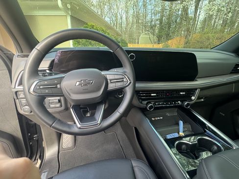 Used 2025 Chevrolet Suburban Z71 w/ Comfort Package image 8