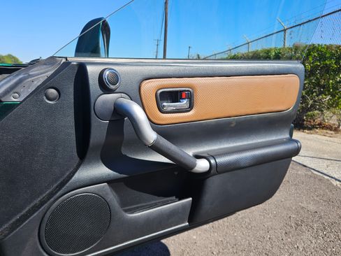 Used 2003 Toyota MR2 image 11