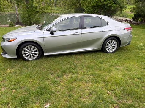 Used 2018 Toyota Camry LE w/ Convenience Package FWD image 1