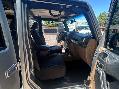 Used 2016 Jeep Wrangler Unlimited Sahara w/ Max Tow Package AWD/4WD image 12