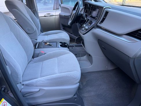 Used 2018 Toyota Sienna LE image 6