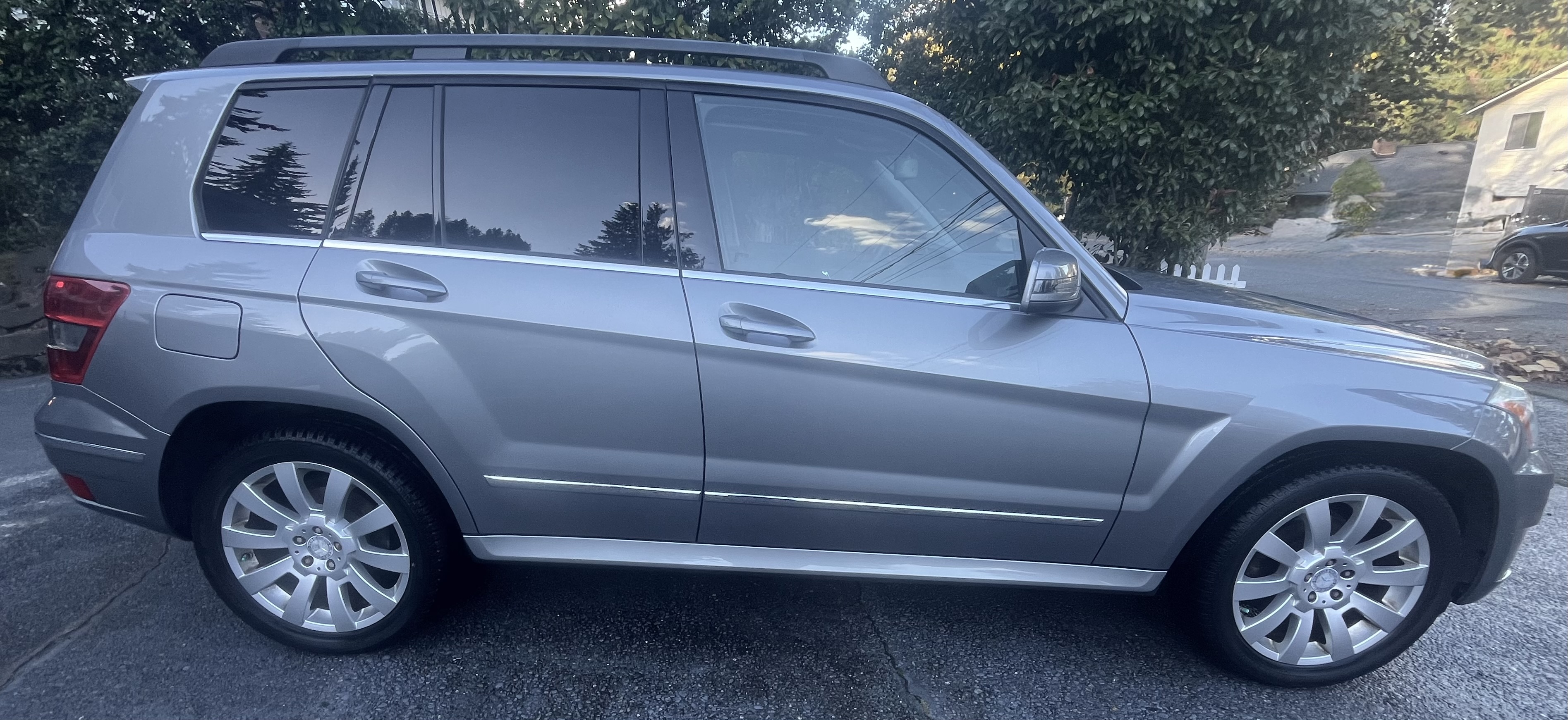 Used 2011 Mercedes-Benz GLK 350 4MATIC image 4