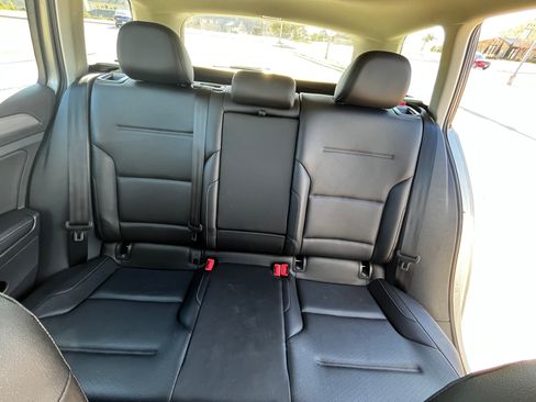 Used 2017 Volkswagen Golf SE image 8