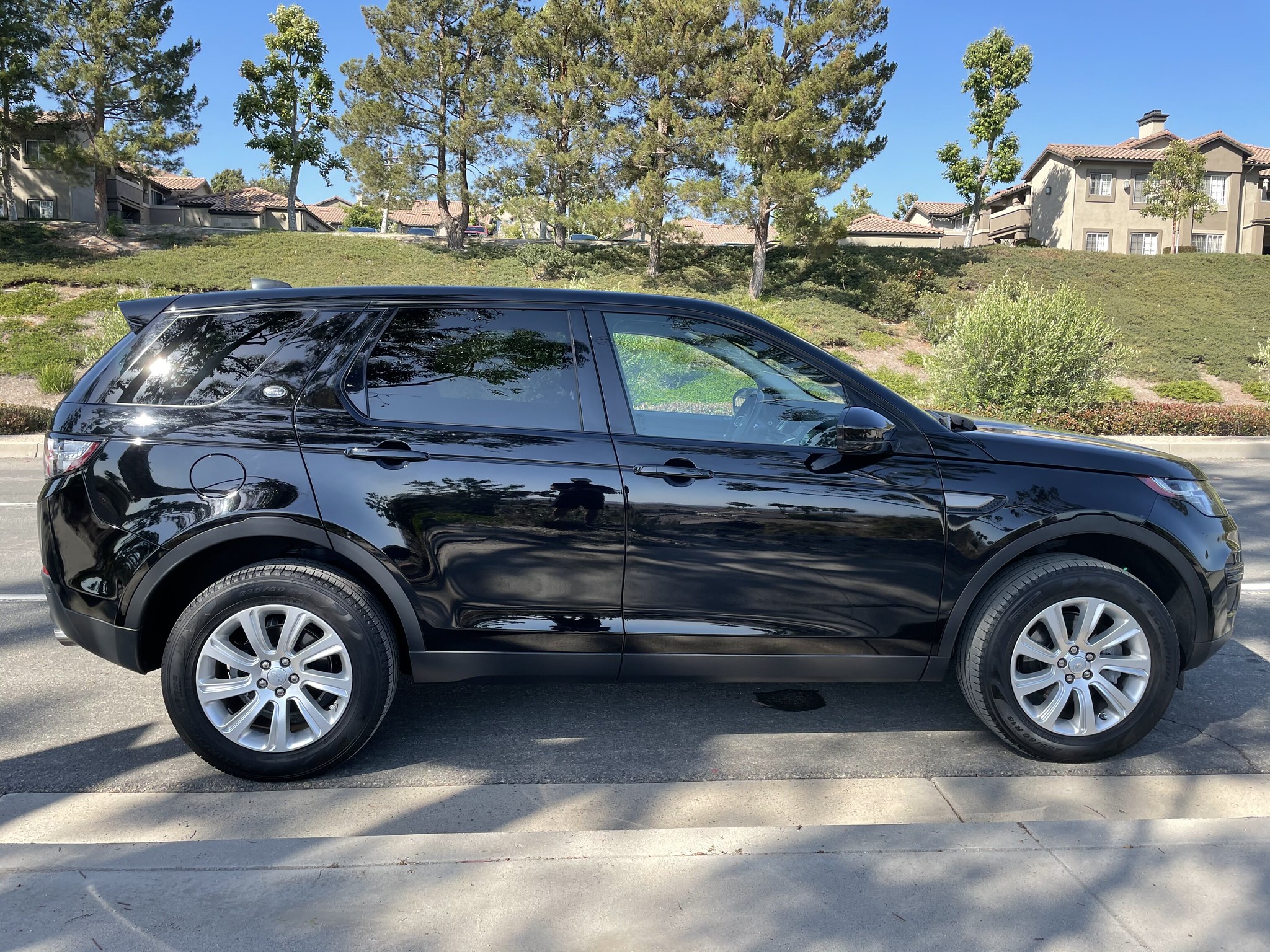 Used 2019 Land Rover Discovery Sport SE AWD/4WD image 19