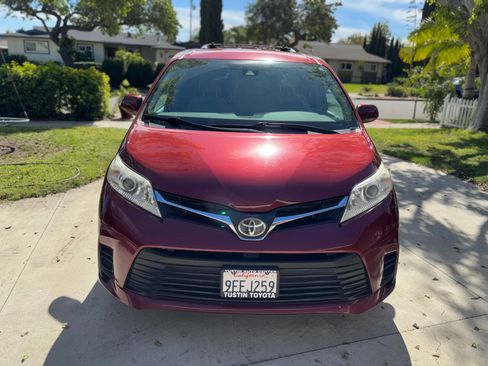 Used 2020 Toyota Sienna LE w/ Carpet Mat Package image 2