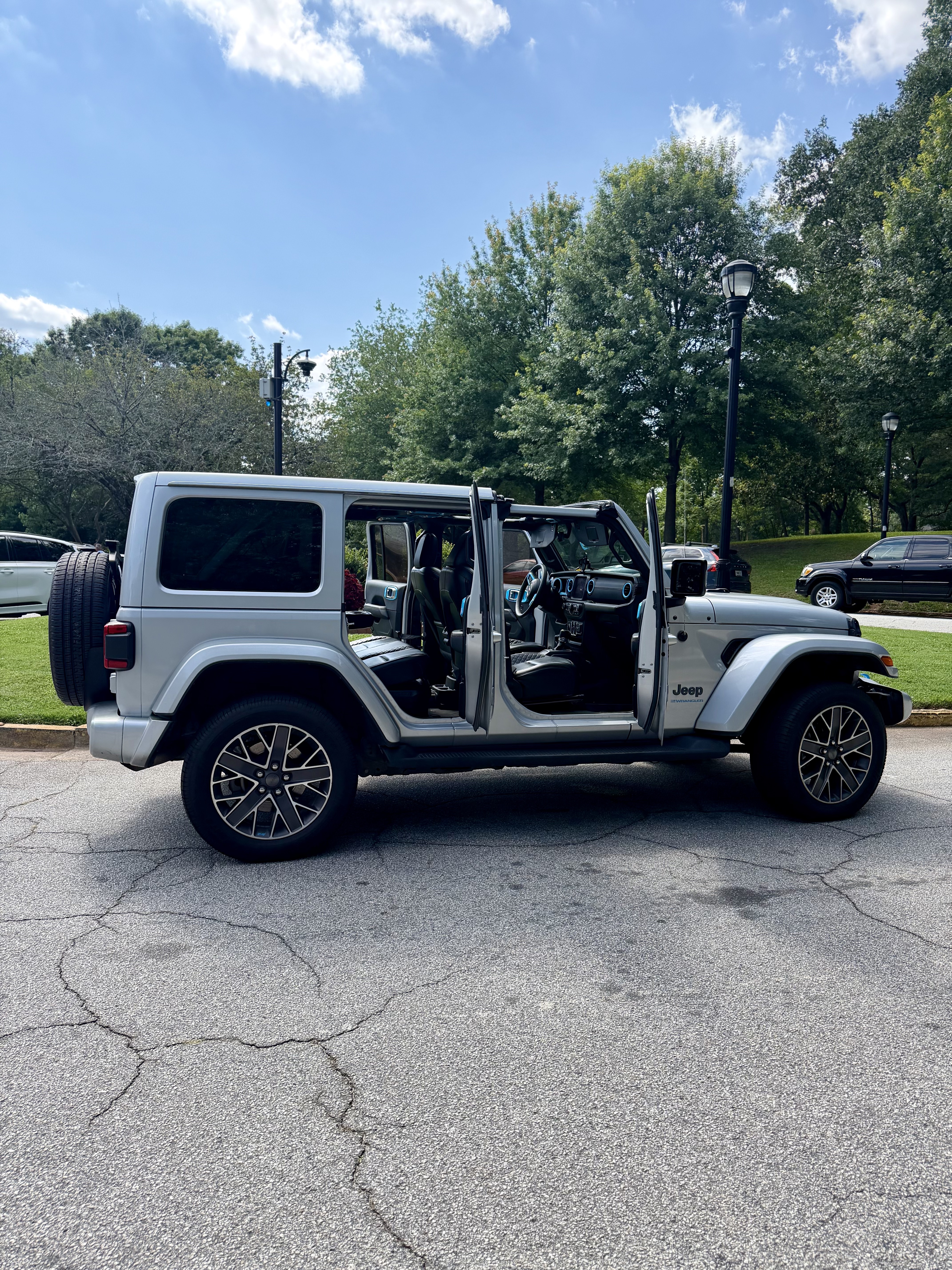 Used 2023 Jeep Wrangler Unlimited Sahara AWD/4WD image 9