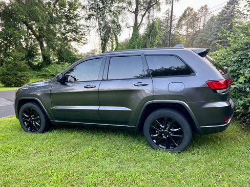 Used 2020 Jeep Grand Cherokee Altitude image 9