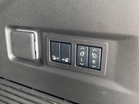 Used 2025 Chevrolet Tahoe Premier AWD/4WD image 12
